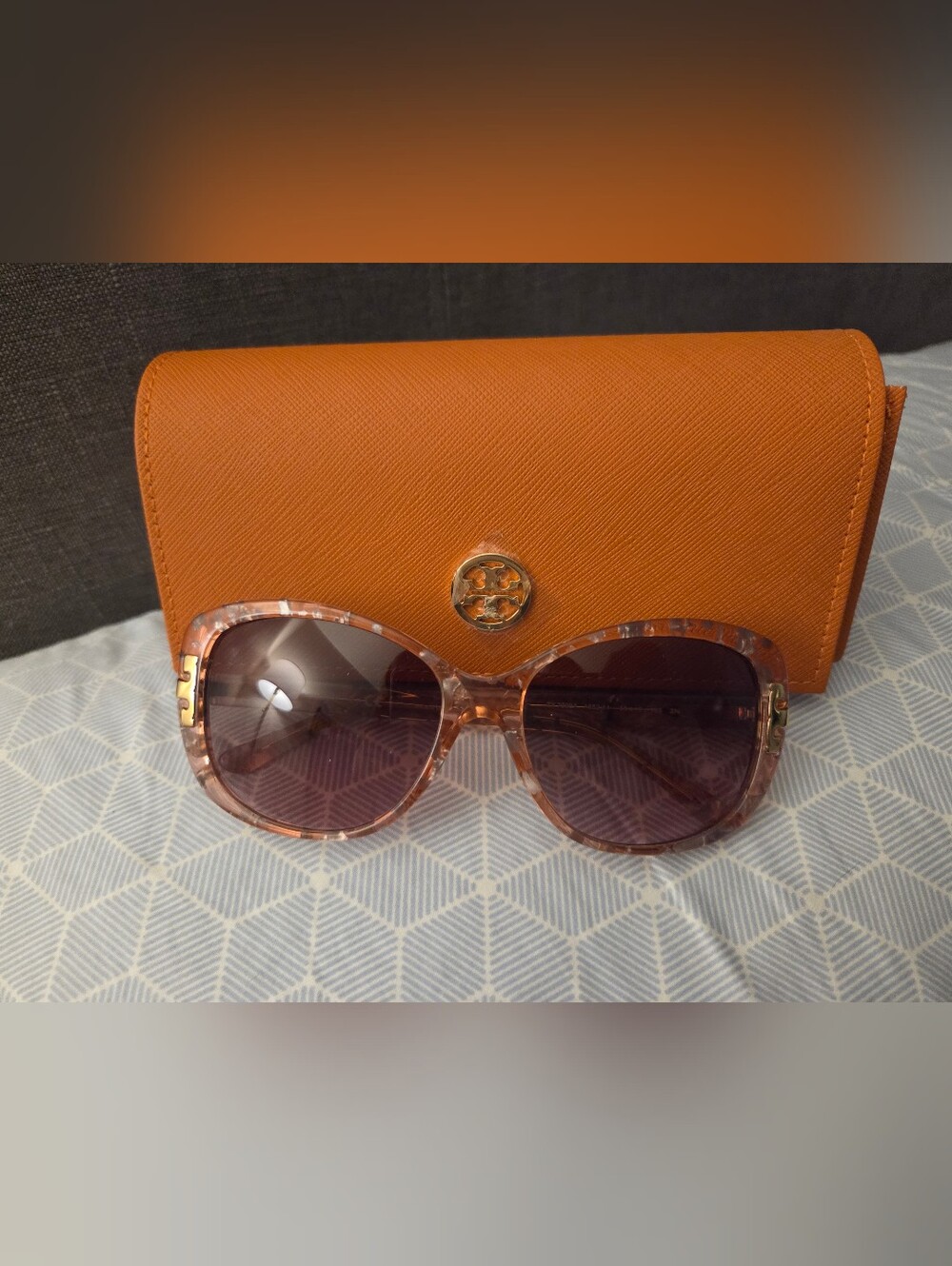 Tory Burch Stylish Pink Tortoiseshell Cat-Eye Sunglasses With Eyeglass Case